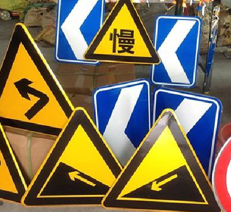  隆安标识标牌中颜色的确定是很重要的。